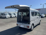 大きく開くバックドアで荷物の出し入れもスムーズに!