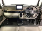車内は光触媒抗菌消臭施工済です。インパネ周りはスタイリッシュなデザインです。グローブボックスやカップホルダーのほかにトレーなどたくさんの収納スペースが付いています。