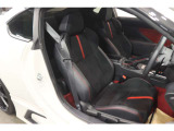 【運転席】ブラック基調のインテリアにハーフレザーシート(合皮/ファブリック※メーカー基準)。パワーシートでお好みの位置に座席を設定可能です。シートヒーター・フロアマット付です。