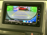 後方の映像とガイドラインを画面で確認でき、駐車時の周囲確認をサポートします。車両後方の状況を把握しやすく、駐車スペースへ入れる際や切り返しを行う場面で役立つ装備です。