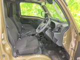 運転席まわりは前方を見渡しやすいレイアウトで、乗り降りの際も室内へアクセスしやすい造りです。シートは落ち着いた色合いで、足元も広く使える印象。毎日の移動を快適に過ごせる空間です。