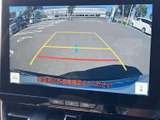車両後方の映像に加え、進路の目安となるガイド線も表示されます。駐車時に後方の状況を画面で確認でき、周囲を見ながら慎重に車庫入れしたい場面をサポートします。