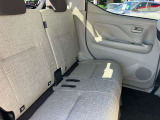 後席もゆったりとお座りいただけるスペースがございます。
