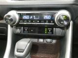 シートにヒーター機能が付いています。お手元のスイッチでシートが温かくなります。冬などにはとても快適な装備のひとつです。ベンチレーションシステムも付いています。