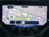 MBUX ARナビは前方映像に案内を重ねて表示。交差点などで進む方向を直感的に確認できます。