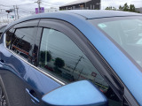 アクリルバイザー付で雨の日の換気もOKです!