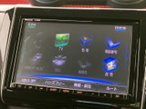 ナビゲーションとオーディオのメニューが画面に整理され、目的の項目を見つけやすい構成です。日々の移動に合わせて各種メディアを選べる便利な装備として活用いただけます。