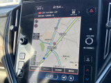 地図や案内情報を大きく表示する画面に、放送局や音量を調整するダイヤルも配置。画面と手元の操作部を使い分けられ、目的地設定から音楽選びまで行えます。