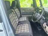 チェック柄を取り入れたシートが、落ち着いた車内にほどよいアクセントを添えています。前席まわりは視界が広く感じられ、運転席と助手席それぞれでゆったり過ごせる空間です。