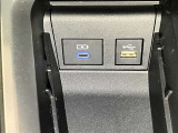 スマートフォンやお手持ちの機器のバッテリー残量が少なくなっても、運転中に充電ができるので安心ですね!