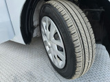 車両デザインに調和するホイールカバーを装備。タイヤの溝の状態もご確認ください。