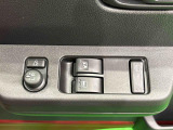 運転席側に電動格納式ドアミラースイッチとパワーウインドウスイッチが集約されています。
