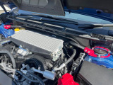 【STIタワーバー】お車の剛性を高めるタワーバーを装備。よりスムーズなコーナリング走行が可能となり、走りも楽しめます。