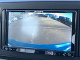 画面には後方の様子が表示され、駐車時に周囲を確認する際の目安になります。後退時の安全確認を補助する装備として、毎日の駐車をより心強くサポートします。