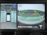 ナビ画面にアラウンドビュ-モニタ-の映像を映し出しています。  狭い場所での車庫入れをサポ-トしてくれる便利アイテムです。