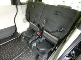 後席の座面をはね上げれば高さのある荷物を収納可能。