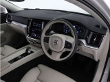 インストルメントパネルは僅かに運転席側へと傾けられているほか、余計なスイッチ類を可能な限り排し、運転に集中しやすい環境を造り出しています。