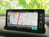 現在地を示すマークや周辺道路が画面に表示され、目的地までの道順を確認する際に役立ちます。地図上の情報が見やすく整理されており、慣れない場所へのお出かけでも経路を確かめやすい仕様です。