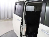 両側パワースライドドア付きだから、狭い駐車スペースなどでの 乗り降りラクラク!小さなお子さまのいるご家庭には嬉しい装備。