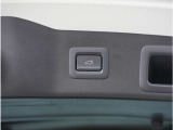 【パワーバックドア】スマートキーや運転席のボタンを押すだけでリアゲートが自動で開閉します。両手に荷物を持っている時や高い位置のバックドアを閉める際に便利な機能です。