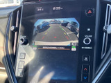 後方の映像に進路を示すガイド線が重なり、駐車時に周囲との位置関係を確認しやすい表示です。画面上で後方の状況を把握できるため、車庫入れや幅寄せをサポートします。
