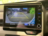 後方の映像と駐車時の目安となるガイド線を画面で確認でき、周囲の状況を把握する際に役立ちます。駐車や車庫入れの場面で、落ち着いて後方を確認できる装備です。