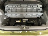 【ラゲージアンダーボックス】転がりやすい小さなお荷物などはこちらのボックスがお役立ち。スペースを有効活用しスッキリした車内空間に!