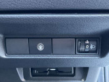 ハンドル右奥には各種設定スイッチがあります。運転者がスッと手を伸ばせば操作できので便利です。