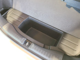 【ラゲッジルーム収納】荷室下に収納スペースを装備。小物をすっきり整理できる便利な装備です。