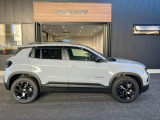 Jeep伝統の台形のホイールアーチを継承し走破性も兼ね備えております。