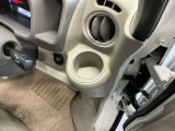 乗車中にホッと一息、ドリンクホルダーもありますよ!ドリンクだけでなく小物類も収納できますよ