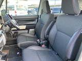 前席は体を預けやすい形状で、運転席と助手席を並べて使える空間です。窓から周囲を見渡しやすく、座面や背もたれには落ち着いた色柄を採用。乗り降りする方にも親しみやすい室内です。