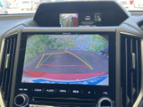 後方の映像を画面で確認でき、駐車時に車両後方の状況を把握するのに役立ちます。進行方向の目安となるガイド表示も備わり、駐車スペースへ車を寄せる際の確認をサポートします。