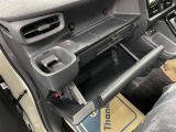 グローブボックス内には、CD/DVDデッキが装備されています。