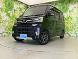 シャープな表情のフロントまわりと、箱型ボディの力強さが目を引く佇まい。黒のボディカラーが引き締まった印象を添え、街中でも存在感を放ちます。前照灯やフォグランプの配置も特徴的です。