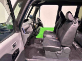 フロントは質感の高いフルファブリック&times;ソフトレザー調ベンチシートタイプ。座面も広く、シート厚さもあり、座り心地が良く、使い勝手がいいですよ!