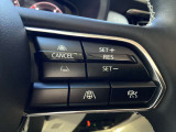 マツダレーダークルーズコントロール(MRCC)機能付き 高速走行時等の補助をしてくれるのに加え、先行車との車間距離を保つように車速をコントロールし、追従走行します