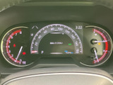 速度計や各種表示がまとまり、運転中に必要な情報を確認しやすいレイアウトです。中央のディスプレイと左右の計器が見渡しやすく、日々の運転をサポートします。