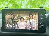 テレビ番組を画面で楽しめる装備を備えています。停車中の休憩時間などに映像を視聴でき、画面から番組内容を確認できます。移動中の視聴を想定せず、安全に配慮してご利用いただけます。