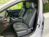 落ち着いた色合いのシートが広がり、運転席から助手席まで統一感のある室内です。座面と背もたれには身体に沿う形状が見られ、乗り降りしやすいゆとりも感じられます。