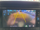 【リヤカメラ・ワイドビュー】後方を広く映し出し、左右からの接近車両や歩行者も確認しやすいビューです。
