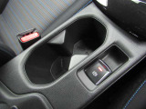 ドリンクホルダー★すぐ手が届く位置にドリンクホルダーを装備しています。運転中の水分補給もご安心です♪