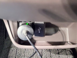 【USBポート】充電や音楽再生に対応。長距離移動時にも役立ちます。※機種により対応しない場合があります。