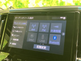 画面にオーディオソースが一覧表示され、ラジオやUSB、Bluetoothなどから選べる構成です。項目が見やすく整理されているため、音源を切り替えたいときにも操作内容を把握しやすい装備です。