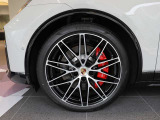 F:255/40R22、R:295/35R22