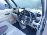 スイッチや操作部は、運転席より操作しやすく配置されています