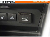 ポータブルオーディオなどの機器を接続して、車両のスピーカーで聞くことができます。