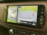 後方と車両周囲の映像を画面で確認でき、駐車時に周辺の状況を把握するのに役立ちます。ガイド表示もあり、駐車スペースへの出し入れや狭い場所での切り返しをサポートしてくれる便利な装備です。