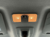 室内ライトは温かみのあるオレンジ色です。
