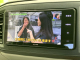 テレビ映像を表示できる画面を備えており、停車中の休憩時間などに番組をお楽しみいただけます。車内で過ごす時間をより便利に活用できる、うれしいエンターテインメント装備です。